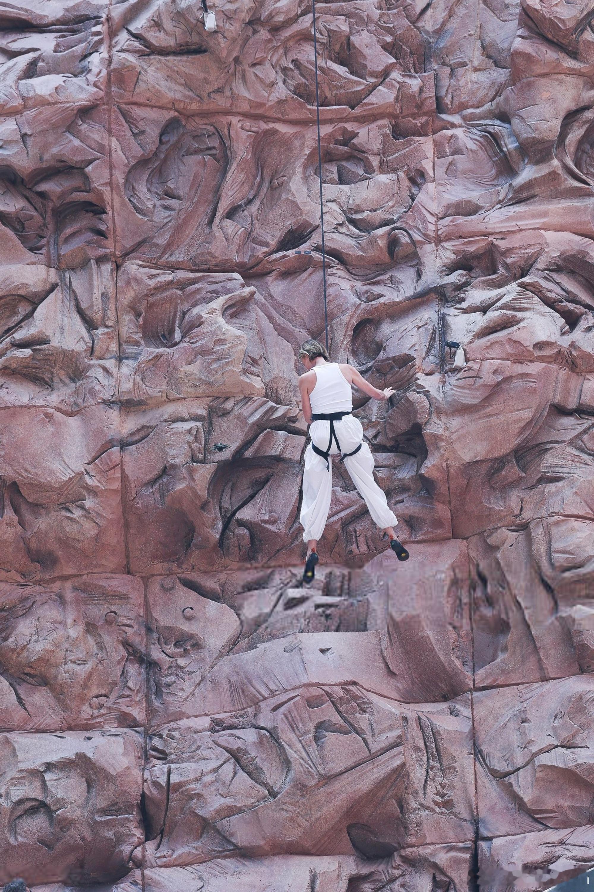 更多今天CharlizeTheron查理兹塞隆今天在时代广场高空攀岩宣传新片《