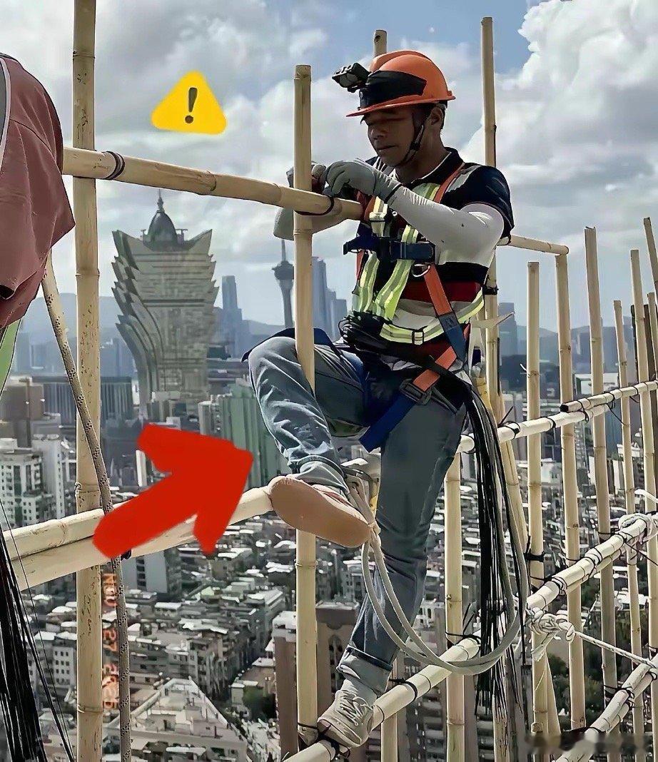 真相了，香港搭房仍然用竹棚，不是因为便宜，而是因为有手艺，会搭竹棚的人很多，而且