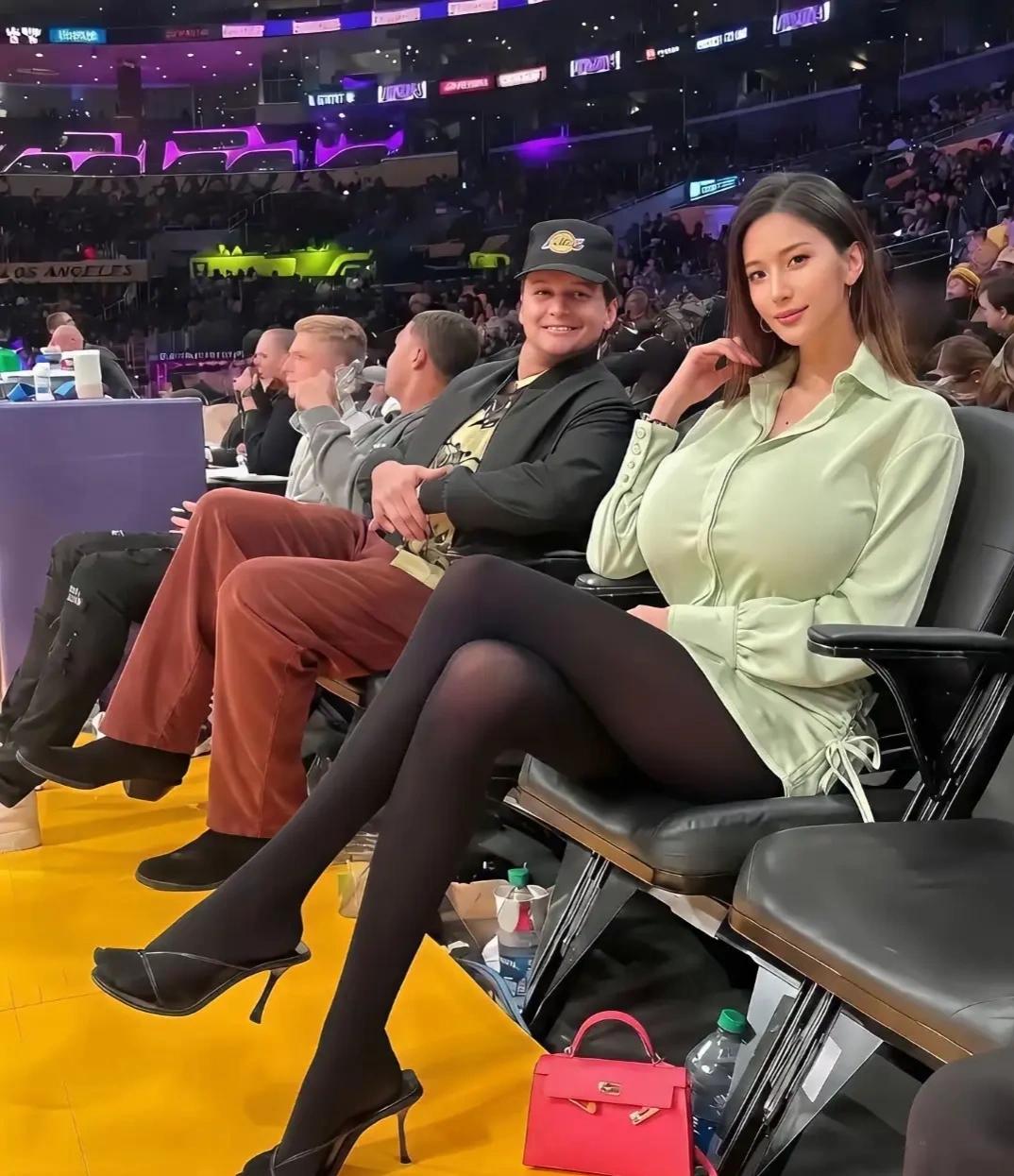 篮球和排球，谁更大一些？高雅气质美女