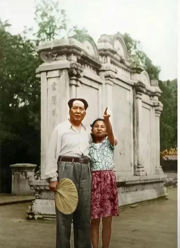 毛主席虽日理万机，但在与女儿相处时，尽显慈爱。他那温和的目光，如同暖阳照在李讷身