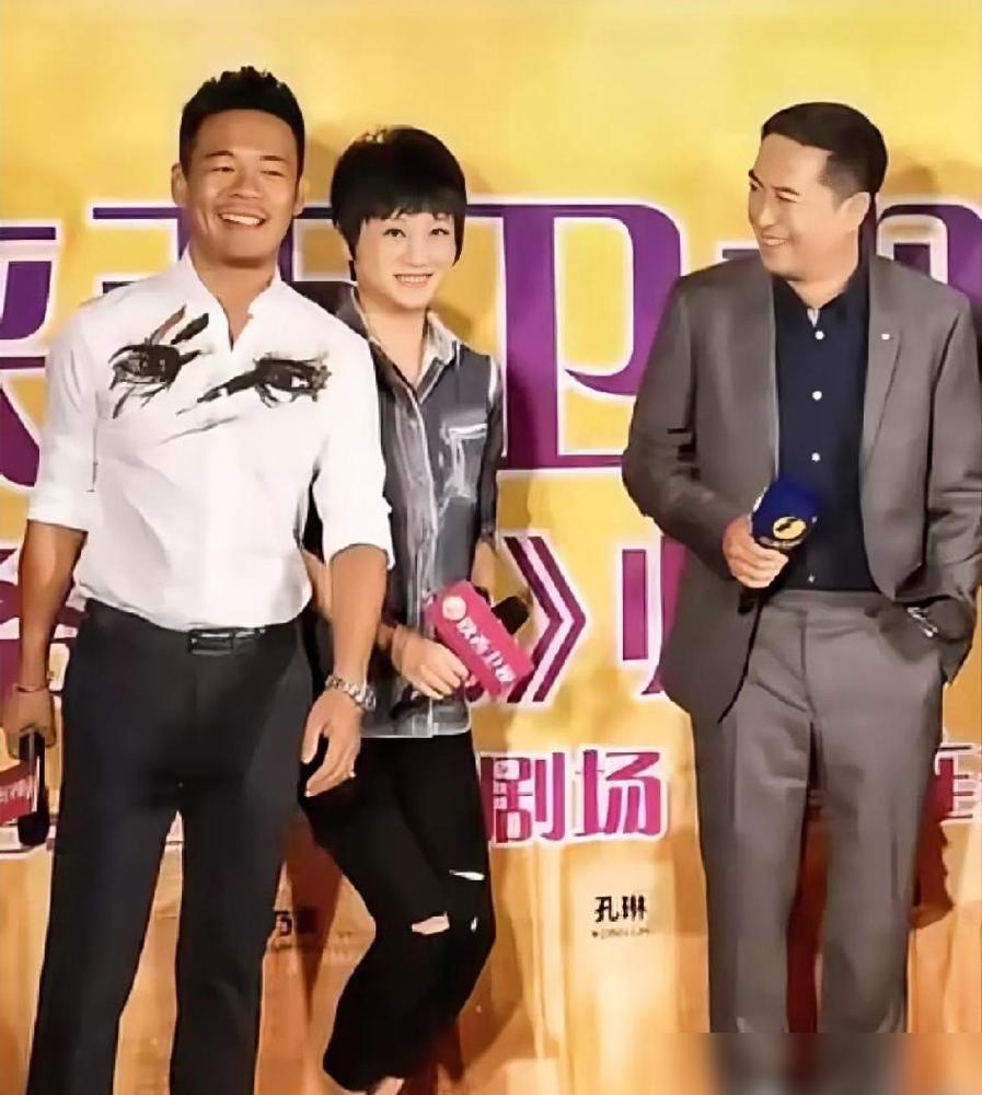张嘉益拍《悬崖》时，导演刘进看着门口站着的孙浩直皱眉头，张嘉益直接撂下一句话：他