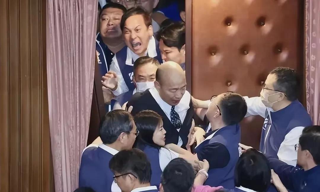 民进党支持者又要到台湾省立法机构闹事了，多个民进党侧翼团体联合嚣张叫嚣称在大罢免