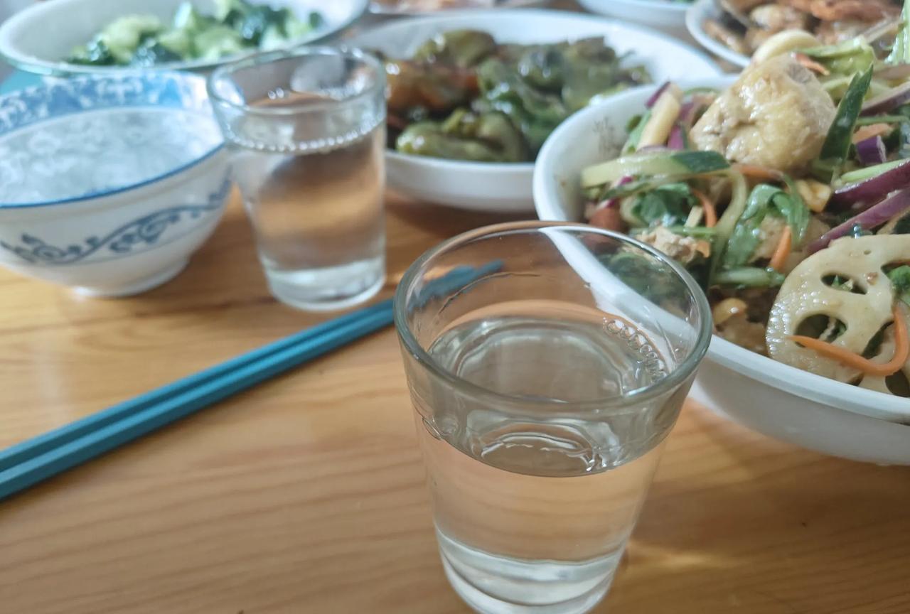 今天外面没有酒局，就在香坊寓所搞几个小菜，喊俩人过来喝酒。