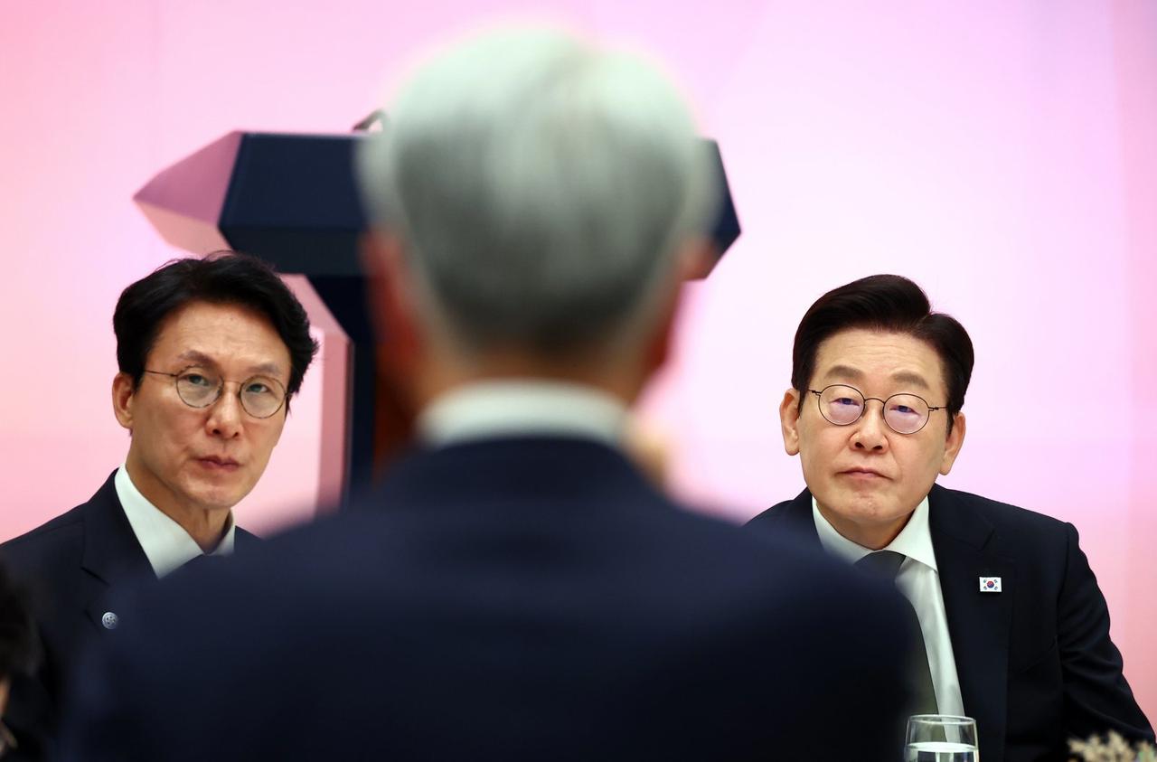 韩国媒体消息，国民力量党15日强烈批判李在明政府，称其推行“废除政策监察却要搜查