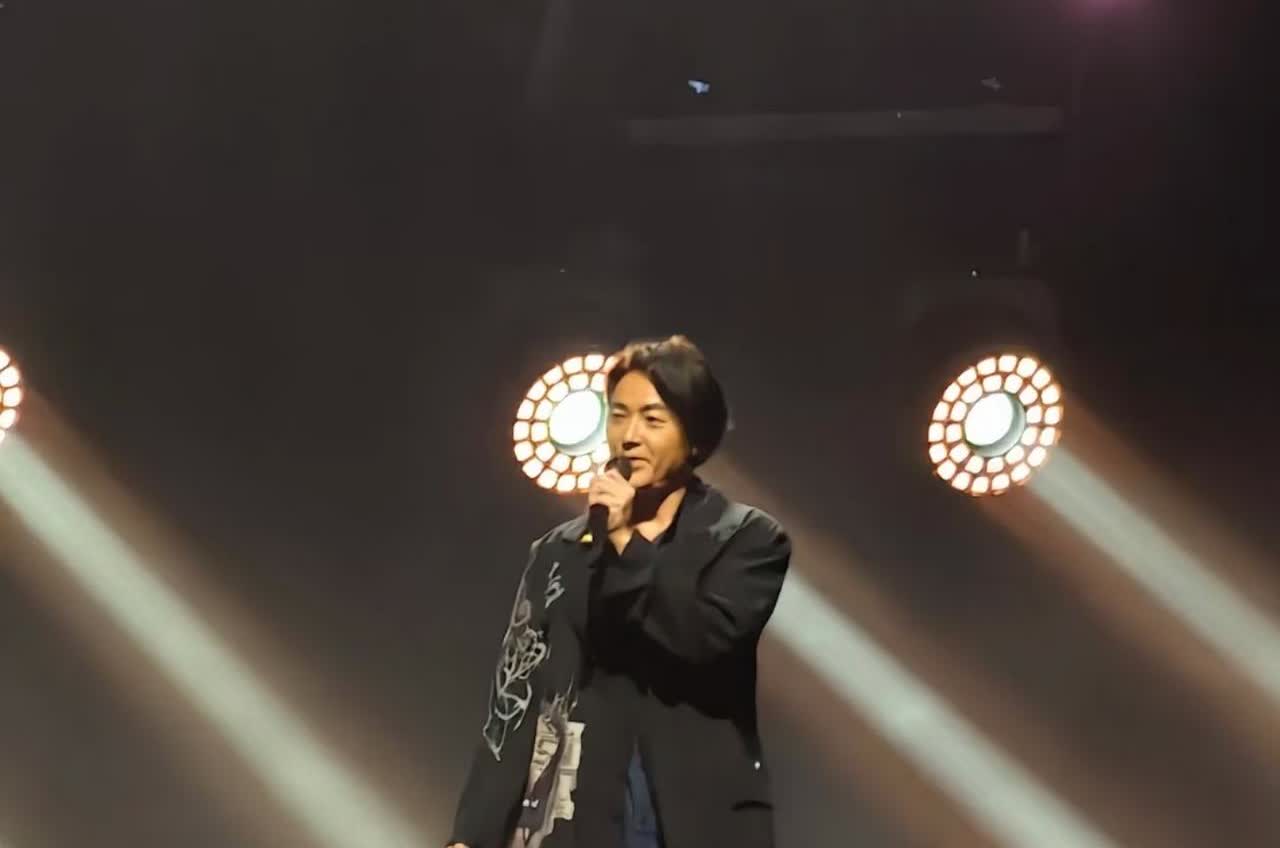 郑伊健罕见现身陈小春演唱会，离开前送感人礼物，陈小春感动大哭郑伊健现身陈小春