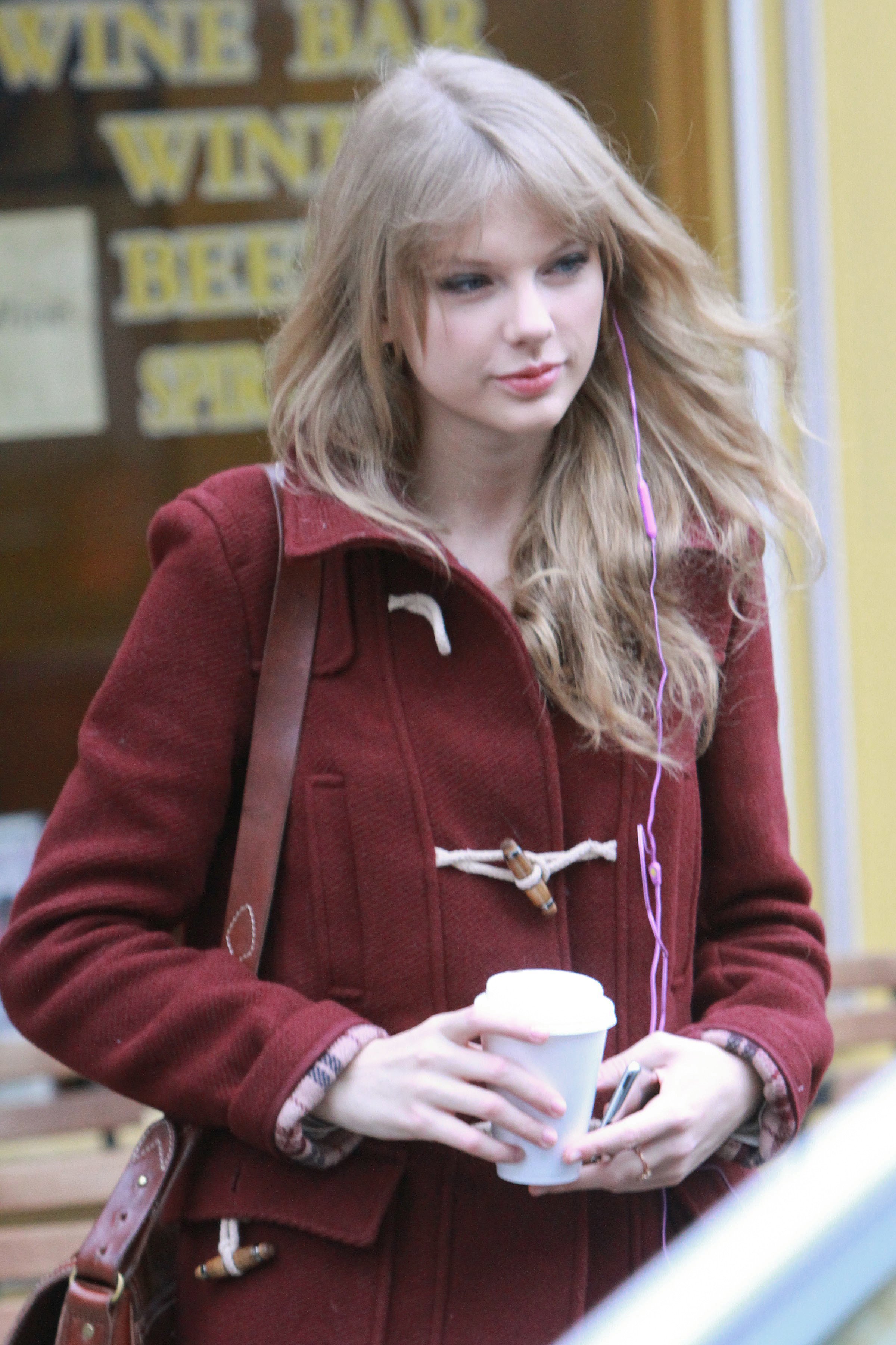 2012年1月25日，Taylor在英国伦敦樱草花山咖啡馆喝咖啡