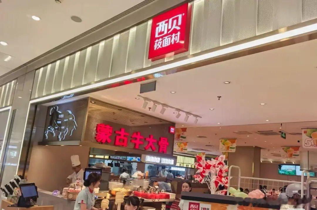【西贝紧急回应】日前，市民陈先生向媒体求助，他带孩子一起去餐厅吃饭却发现隔壁桌有