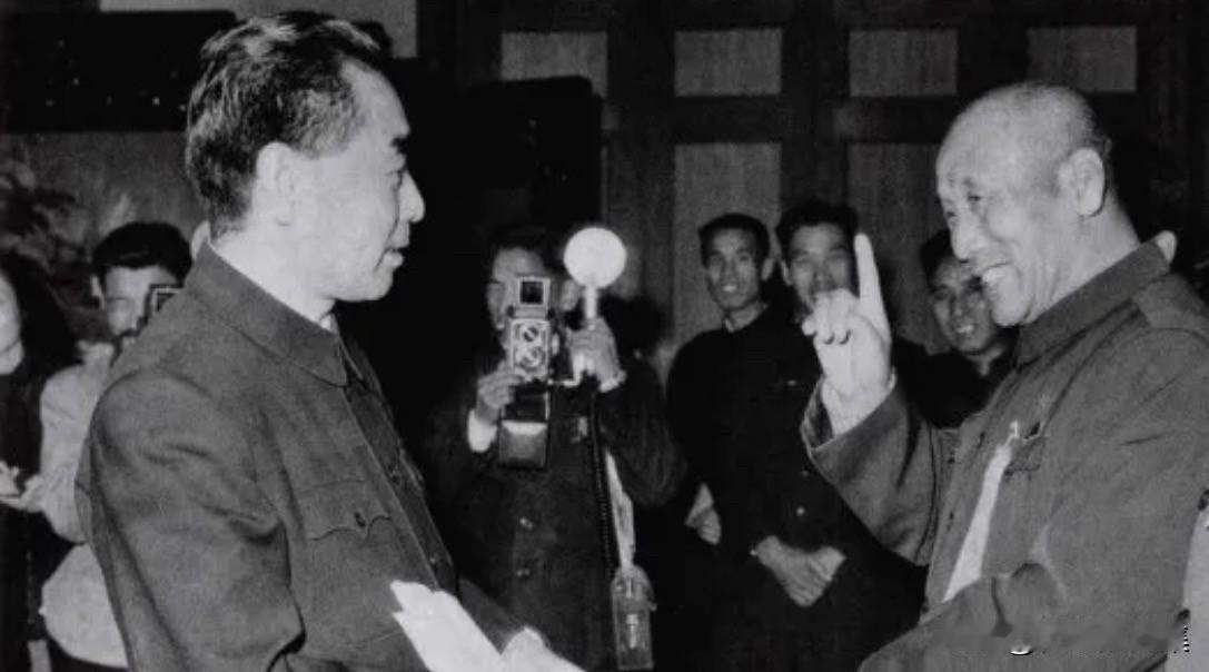 1959年11月，周恩来在北京接见全国群英大会代表时与全国劳动模范、鞍钢工人孟泰