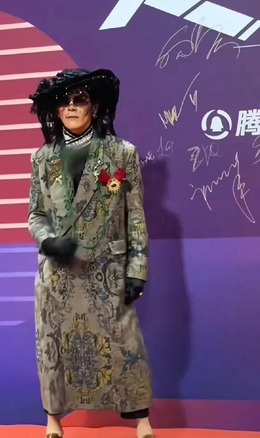 又是被向佐暴击的一天，这抽象的程度，都快成大艺术家了