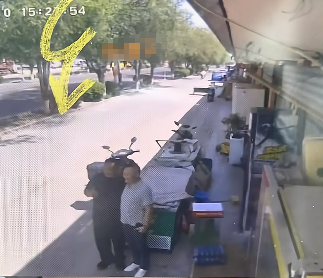 于东来新疆自驾游 买香烟饮料送路人