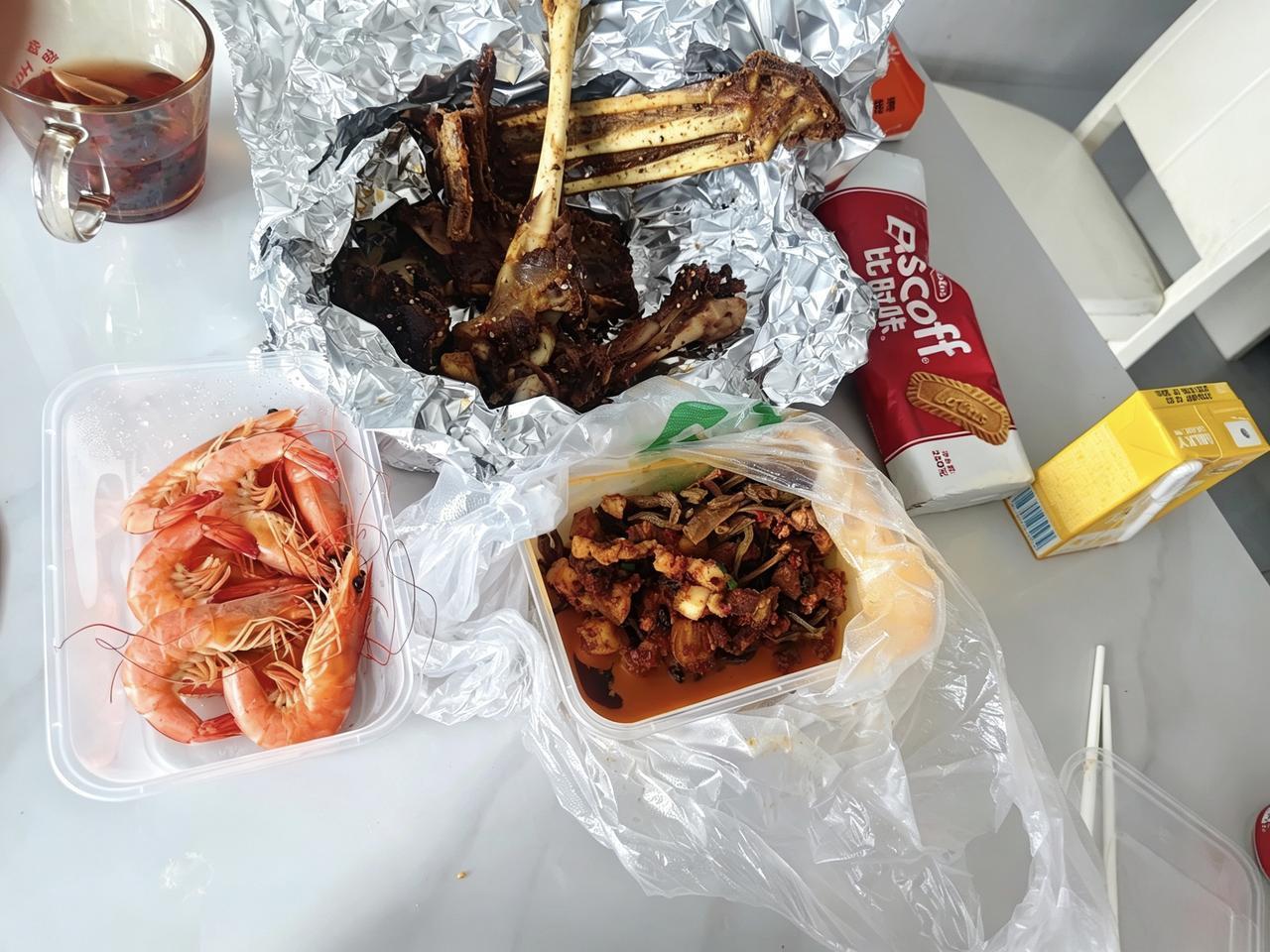 坐标，湖南长沙。五个人凑一块儿吃了顿饭，差不多花了八百块。这钱还没算酒水，全