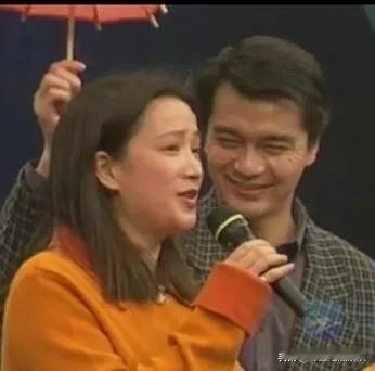 原来爱真的会消失，许亚军之前看何晴的眼神拉丝，深情款款像遇到了真爱。后来儿子