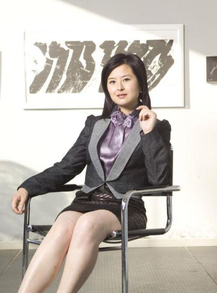 🌞42岁的央视主持人张泉灵辞去工作后，趁着60岁的丈夫不注意，带着存款14