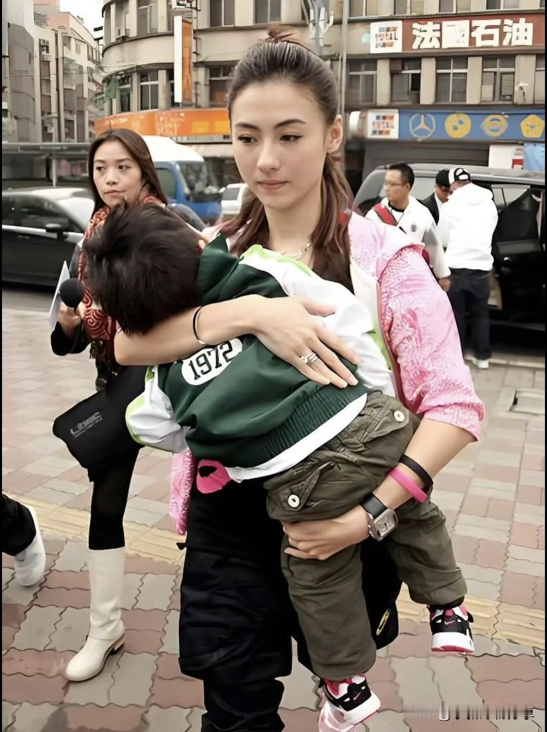 张柏芝没有想到，谢霆锋更没有想到，自己因1276万元合约纠纷，与她一起上热搜的