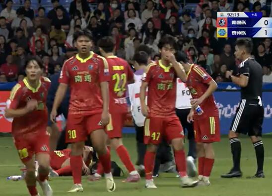 本场苏超南通球迷最关心的问题，队长李贤成在比赛最后时刻解围时被对方9号于子然冲撞