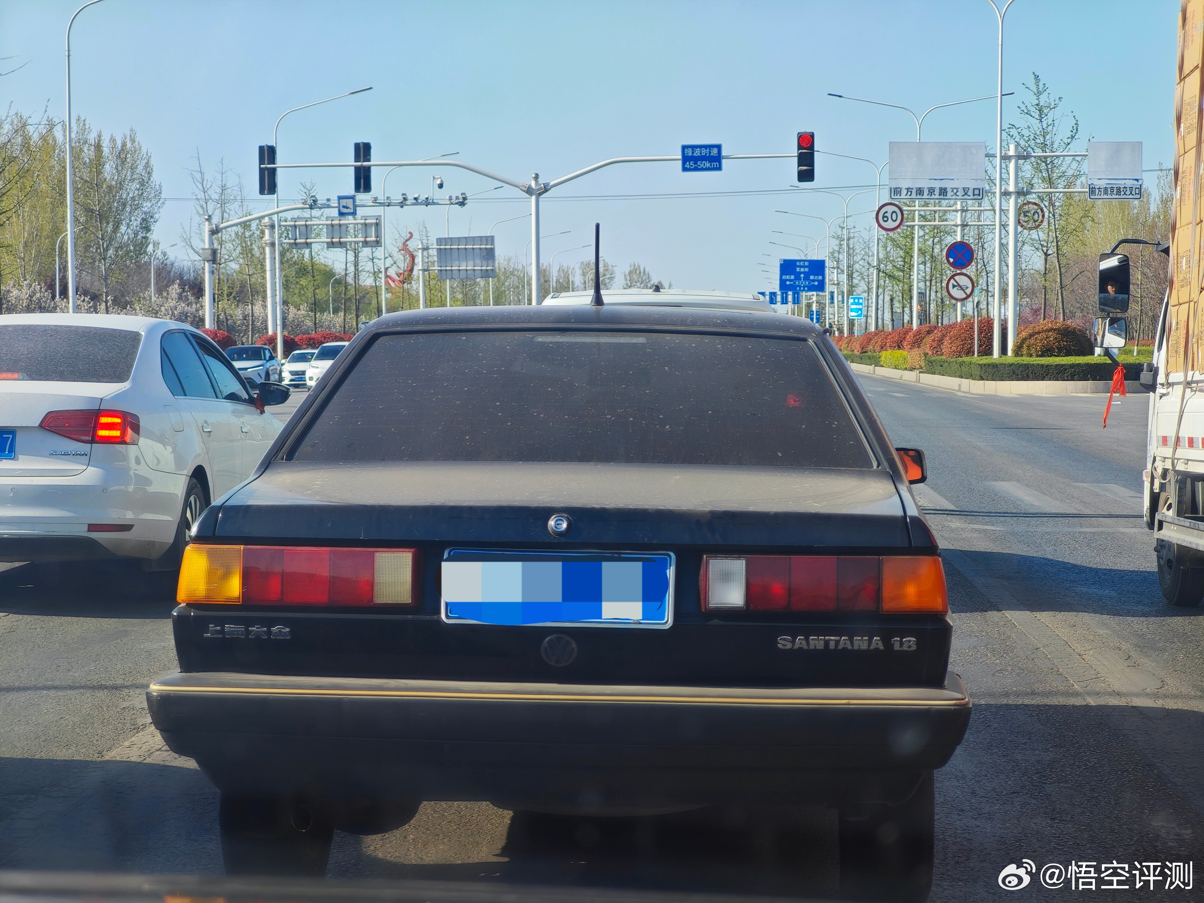 这款普桑，最早的年份（1.8L）是2000年，距今已经26年了。跑在路上，仿佛看