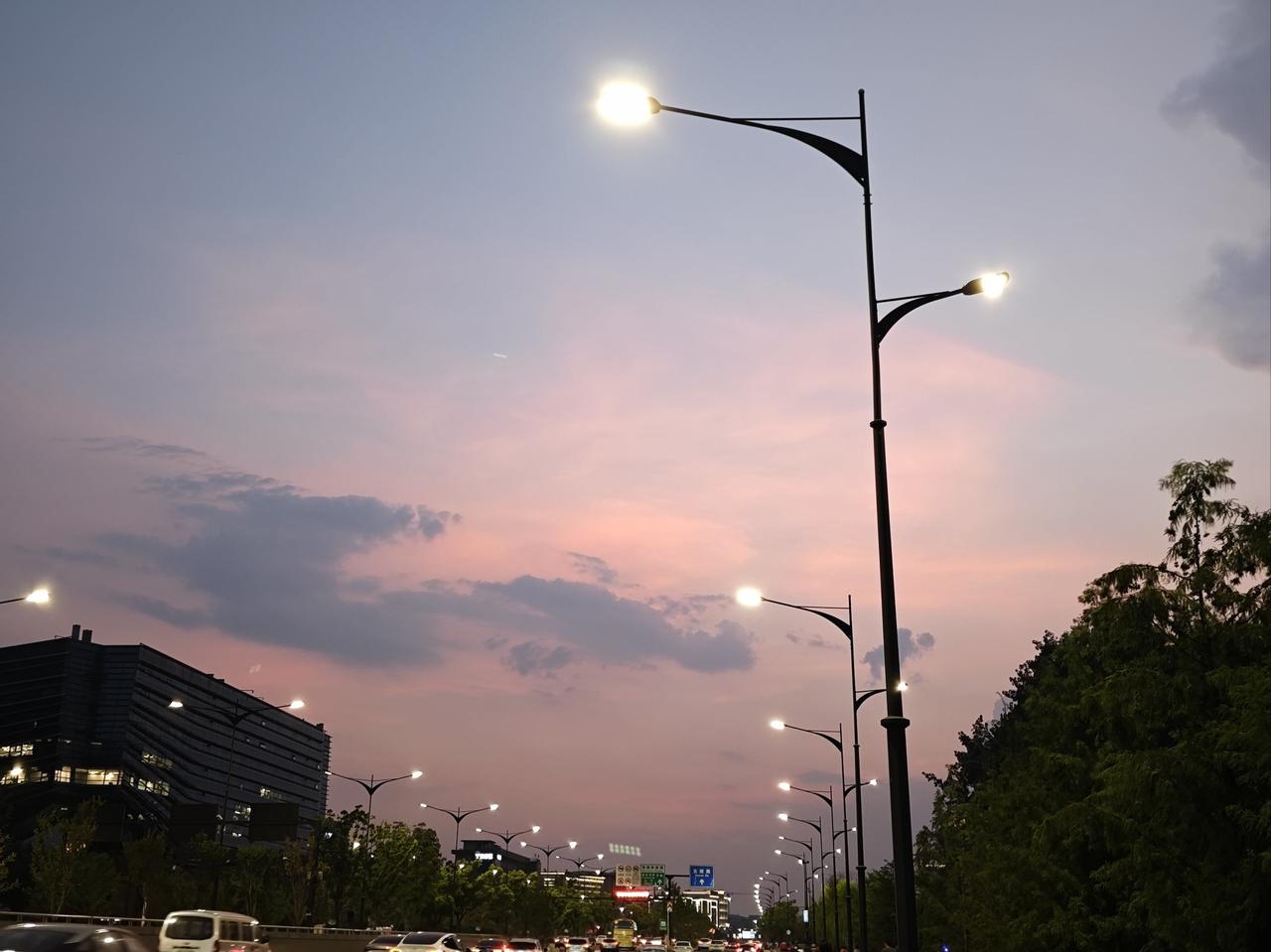 一位厅级老领导说了番大实话：永远不要高看你的领导。单位里最坏的就是领导，不坏坐