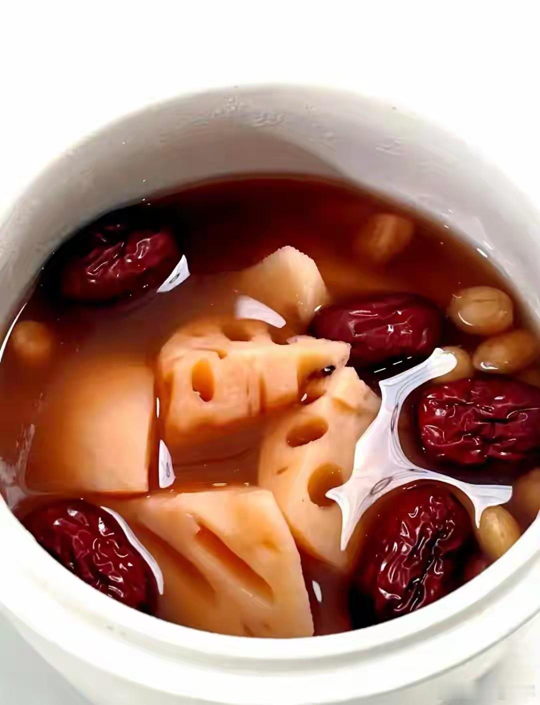 莲藕花生红枣汤｜女人专属温和气血汤这道汤看似家常，却藏着“补气血不燥热”的养生智