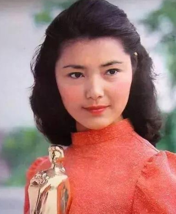 1984年，30岁的姜黎黎被查出来癌症晚期，27岁的汪宝生一夜愁白了头，姜黎黎2