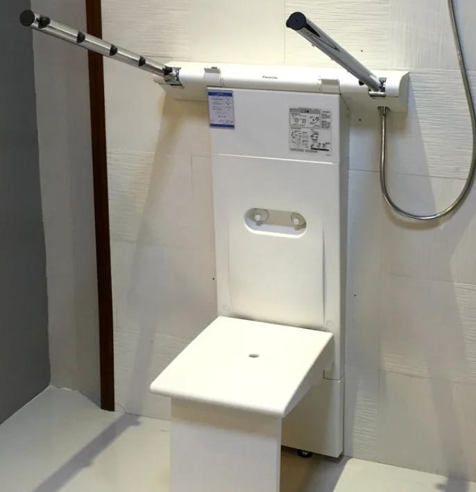 朋友老周去年装修时，非要听老婆的在淋浴房里砌个石凳，说这样能坐着洗澡。我当时还笑