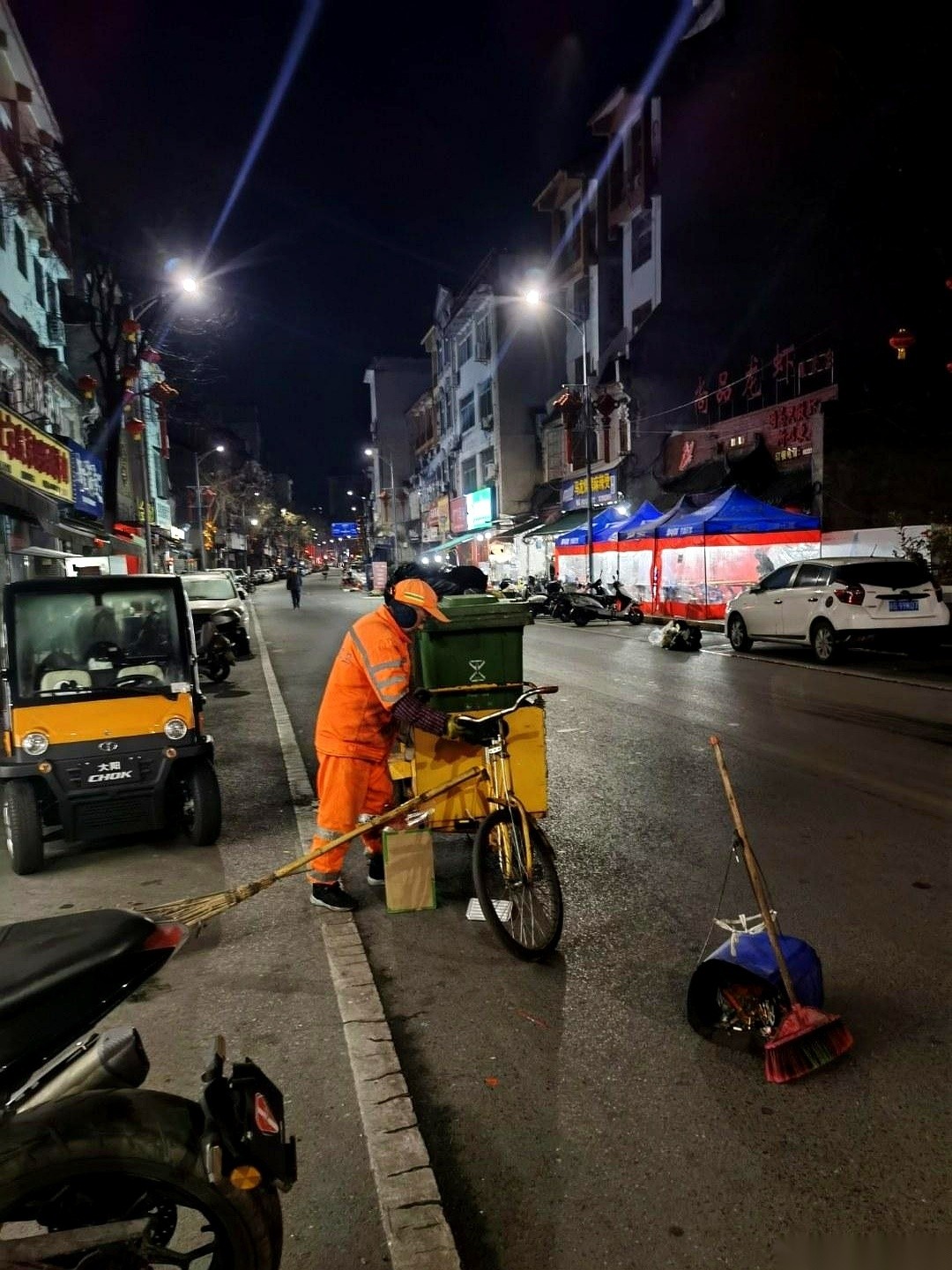 2025年5月，一封盖着监狱邮戳的实名举报信，摆上了上海浦东检察院的案头。写信的囚犯为了给自己捞减刑