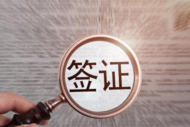 由于美国移民局突然颁布移民新政，一夜之间，华人圈热闹了，之前大家还在抱怨回中国手