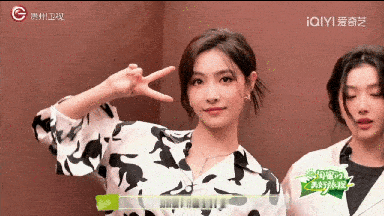 孔雪儿许佳琪睡衣外穿，真的特别好看呀，我也很喜欢呢粉色让人拒绝不了