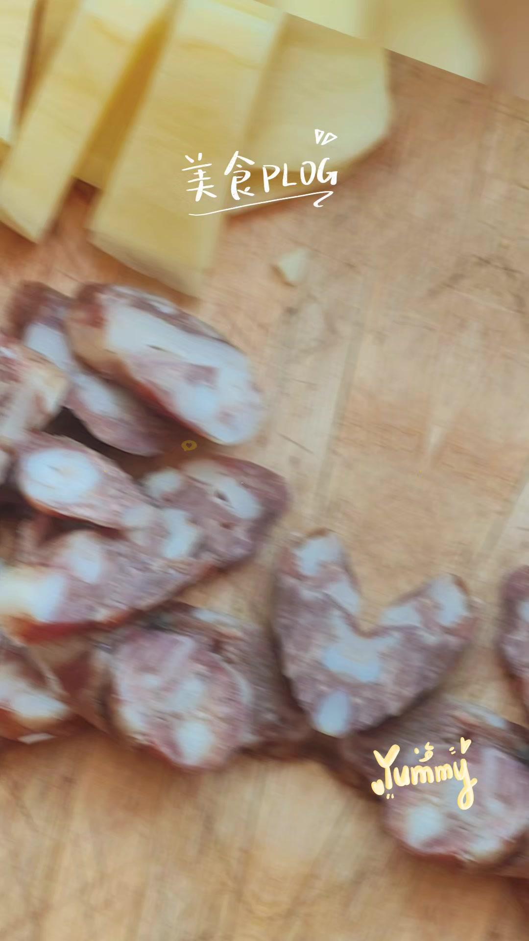 今天晚餐做了超简单的腊肠土豆，做法巨简单，味道却一级棒！先把土豆切好下锅煮，