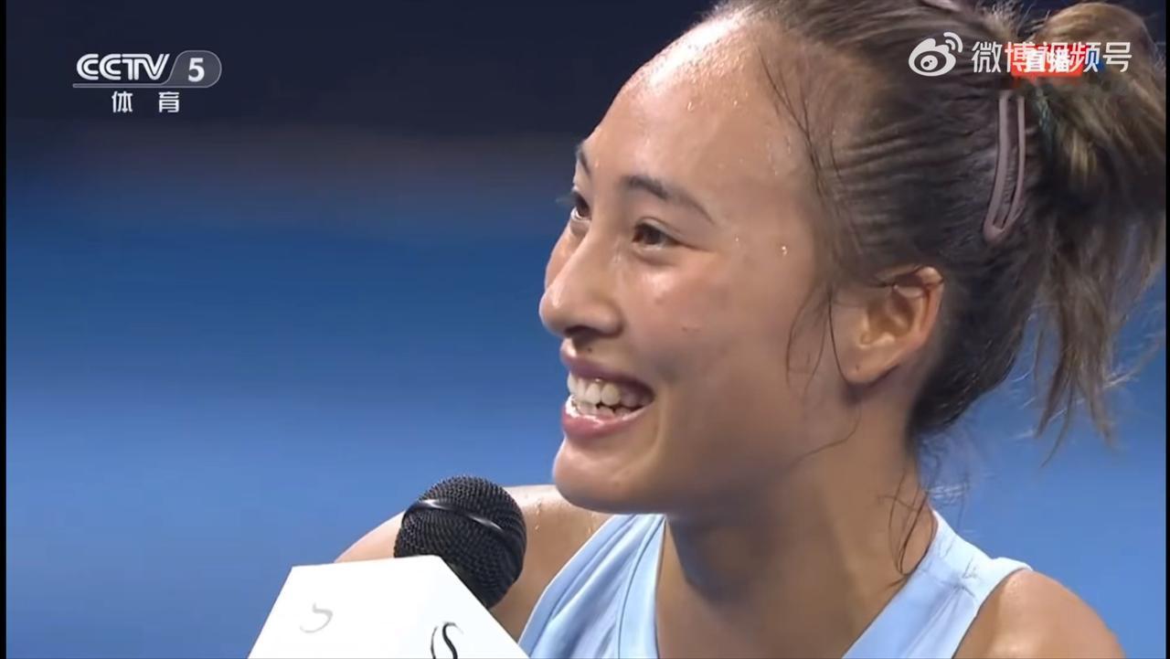 郑钦文赢球后：她有3个举动“不同以往”1、她至少5次向现场球迷朋友表达感
