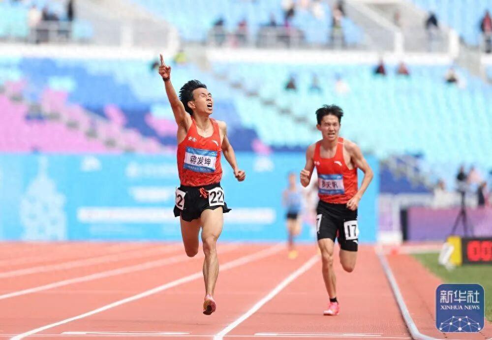 既然是比赛，那就要尊重比赛规则和裁判，仲裁既然认定违规，取消成绩就没有问题。一般