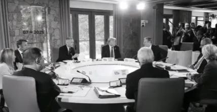 你敢信吗？G7峰会上发生了这么戏剧性的一幕。欧盟主席冯德莱恩专门掏出来一块磁铁