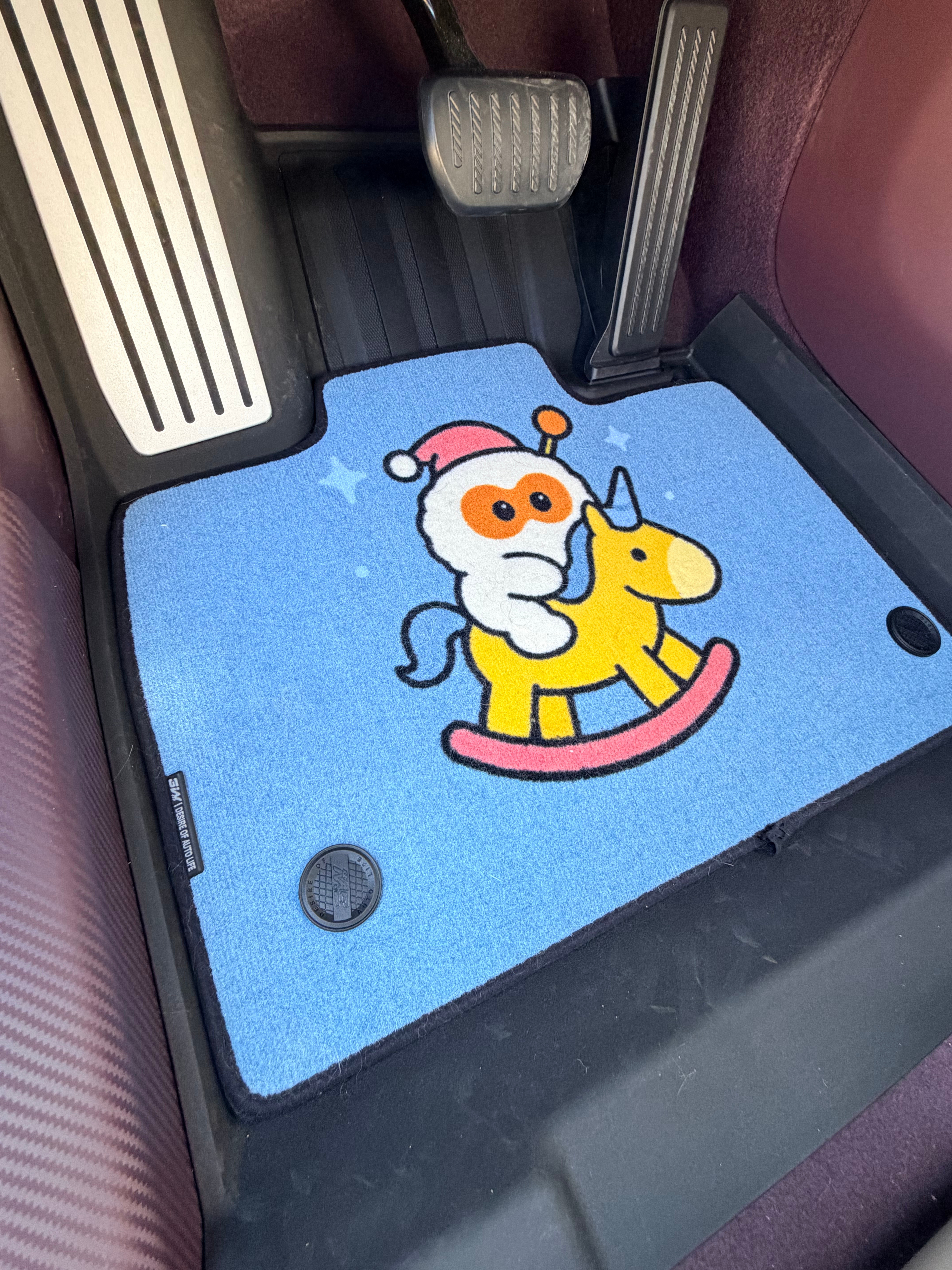 山顶拍3W脚垫广告，脚垫上都是猫毛，品牌方不会在意吧，回家把那两只兔崽子吊起来脚