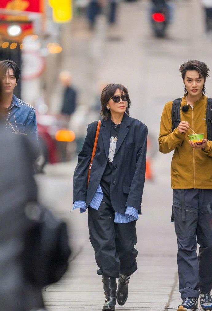 最近刘嘉玲在录制综艺节目的时候走混搭路线，看起来格外的年轻。刘嘉玲里面穿蓝色