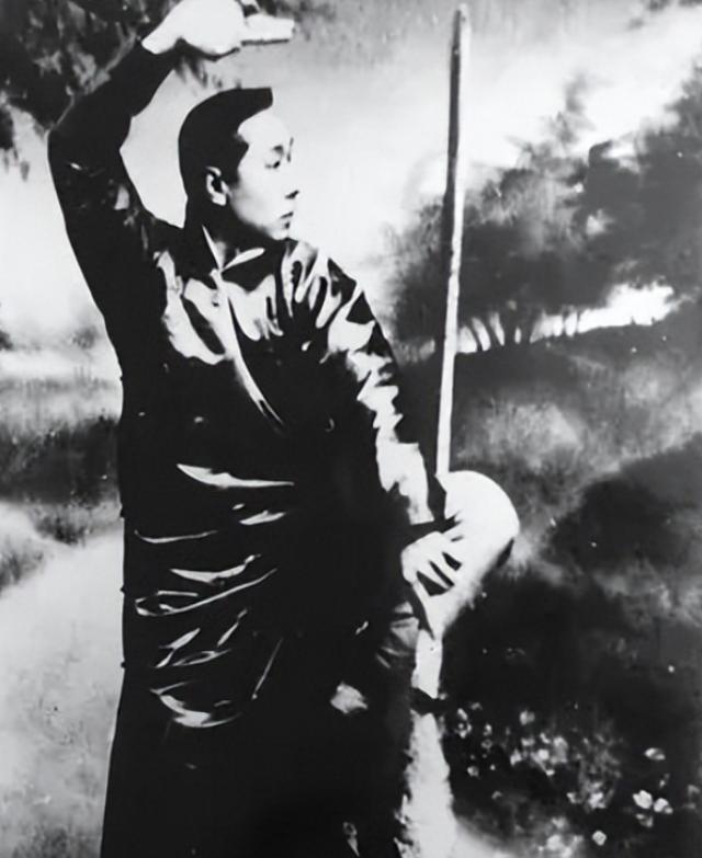 据周总理的警卫员孙吉树说，周总理看到警卫班在练擒拿时，常常为他们矫正动作，高兴时