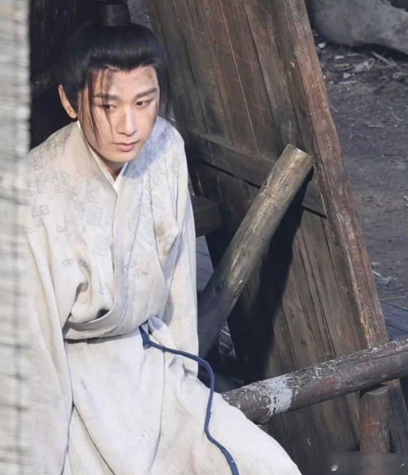 成毅又受伤了要不还是拍现代戏吧？古装武侠磕磕碰碰避免不了的