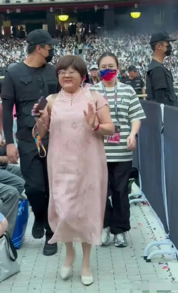 张杰妈妈跟爸爸去鸟巢看儿子演唱会，妈妈一身粉色连衣裙看起来珠光宝气