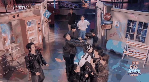 何炅已经在努力劝架了最新路透流出，节目录制中途突发争执，两边嘉宾各执一词互不相