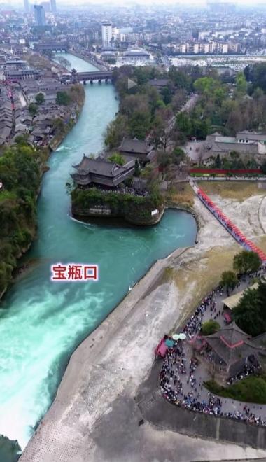 四川都江堰真的太漂亮了，网友们都夸出了花。不过也有不和谐的声音，说是它的设计这么