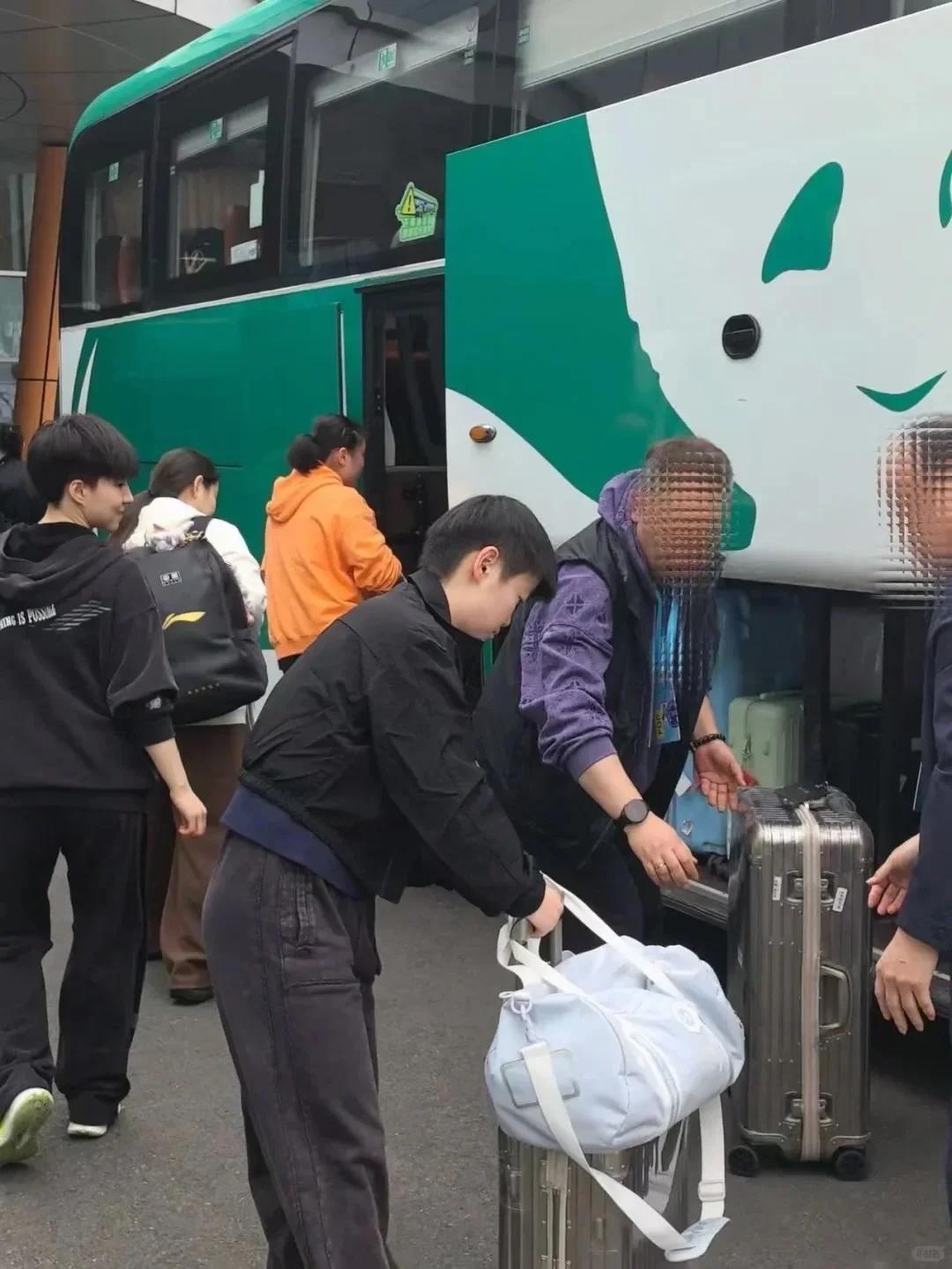 孙颖莎出发澳门，莎莎穿的私服低调又帅气，都超级好看。祝福孙颖莎起落平安，保重身体