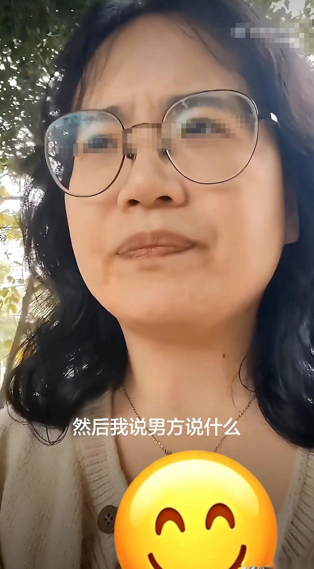 公园门口，男的刚加上微信，女的手机屏幕还亮着，心里那点小火苗刚燃起来。她笑着问