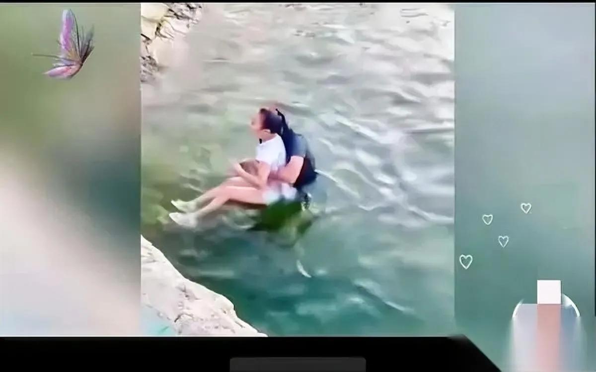 钓鱼的老陈最近被夸惨了——不是因为钓着大货，是他把俩掉进河里的孩子捞上来