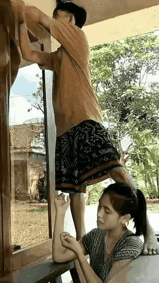 在这样的场景下干活，高处干活的人女忌穿裙子，男不宜穿短裤，如果是两口子无所谓，否