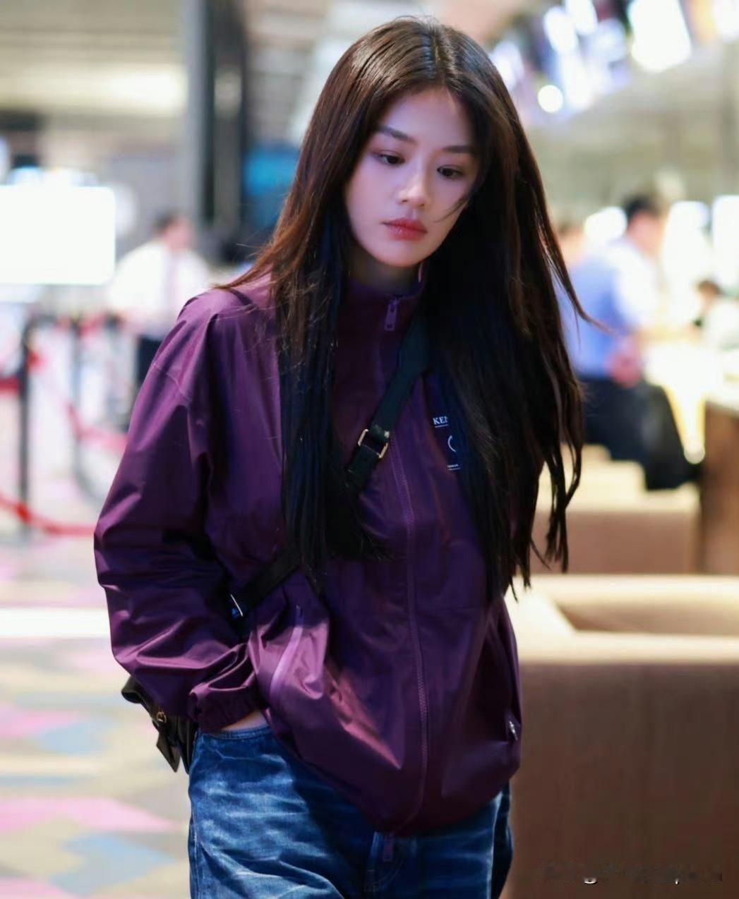马思纯姐姐这次南京路透状态真是绝了！紫色外套配复古蓝牛仔裤，一身休闲搭配愣是穿