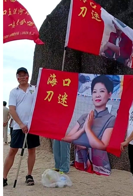 又有惊喜了，刀郎海口演唱会新亮点。说到这儿突然想起个事儿，你们发现没？那