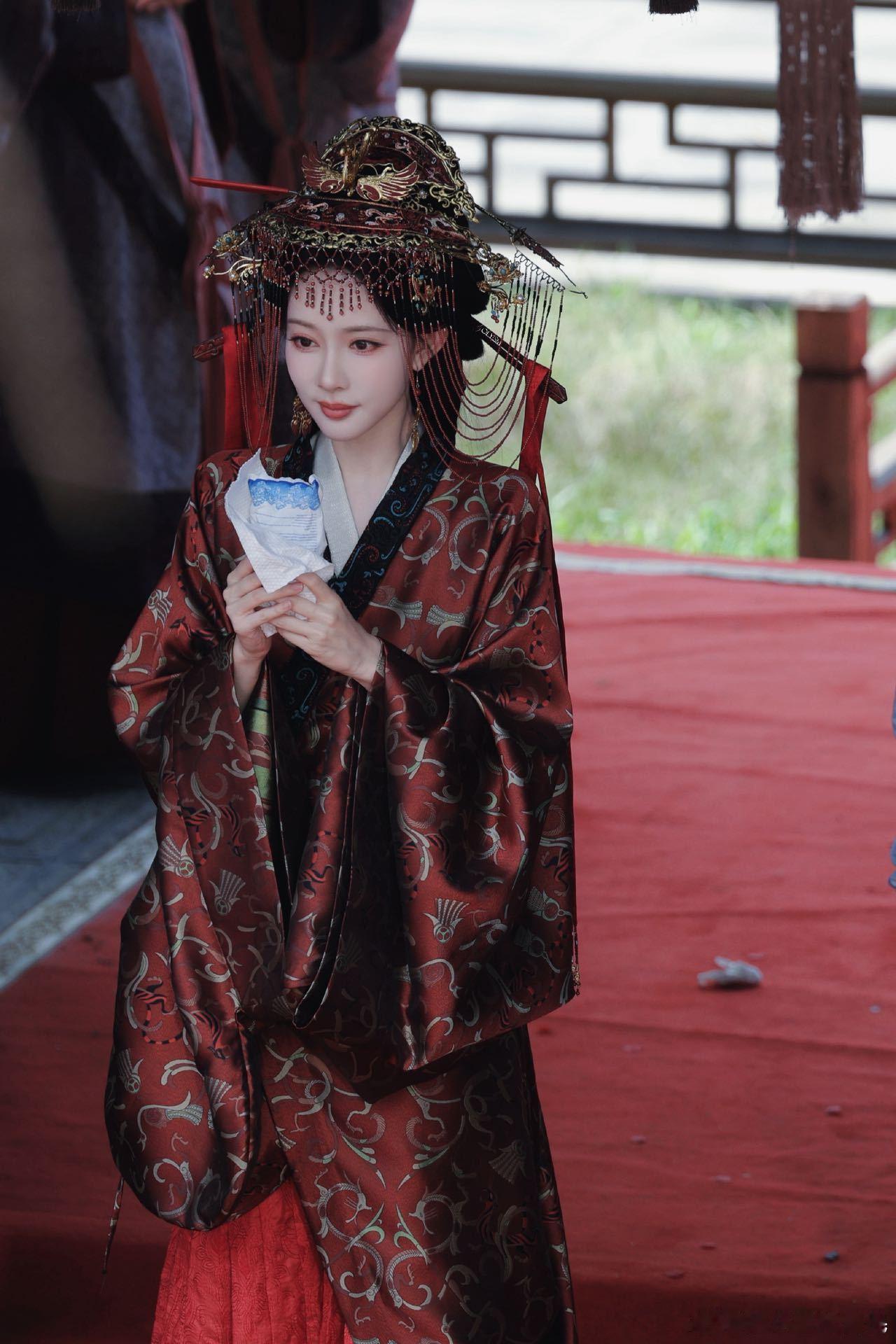 孟子义沈妙婚服孟子义这身红嫁衣太有故事感了！不是傻白甜，而是历经权谋后掌控命运