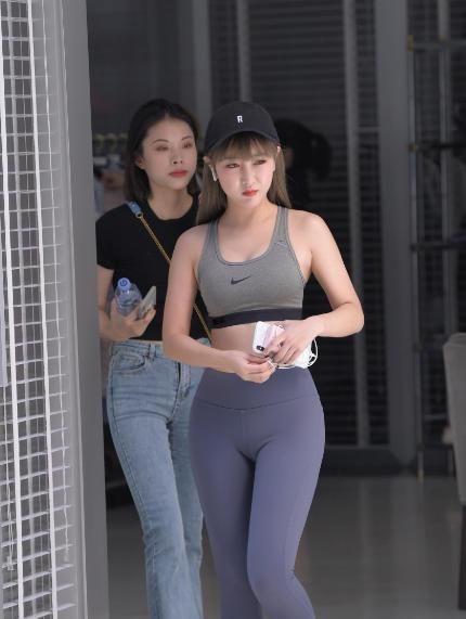 笑话：一个小伙子在外打工时间久了找老板请假，老板问：“你为什么想请假？什么原因？