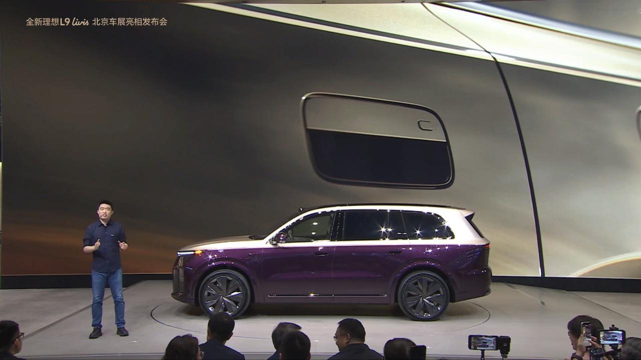 理想L9Livis刚看完，新车亮相的时候外观比例姿态更好看，整体把面做的更大更