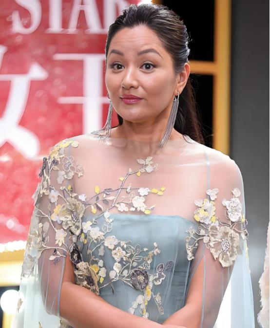 53岁的瞿颖，彻底打碎了所有人的“意难平”。她没嫁胡兵，没生孩子，却在清迈，给一