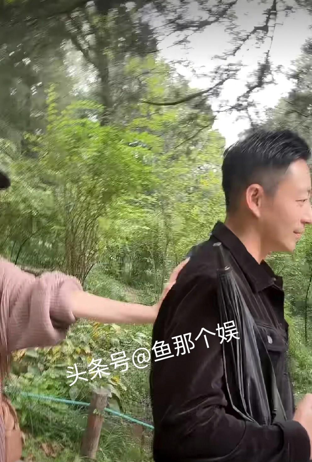 北京秋凉，筱梅穿上了厚厚的外套，和汪小菲闲逛。筱梅时而把手搭在小菲肩上，时而把手