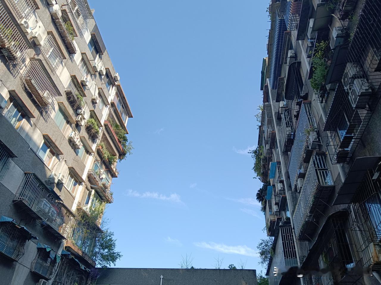 一对情侣入住民宿后，两人在房间里激情过后，两人疲惫不堪地依偎着对方入眠。没想到，